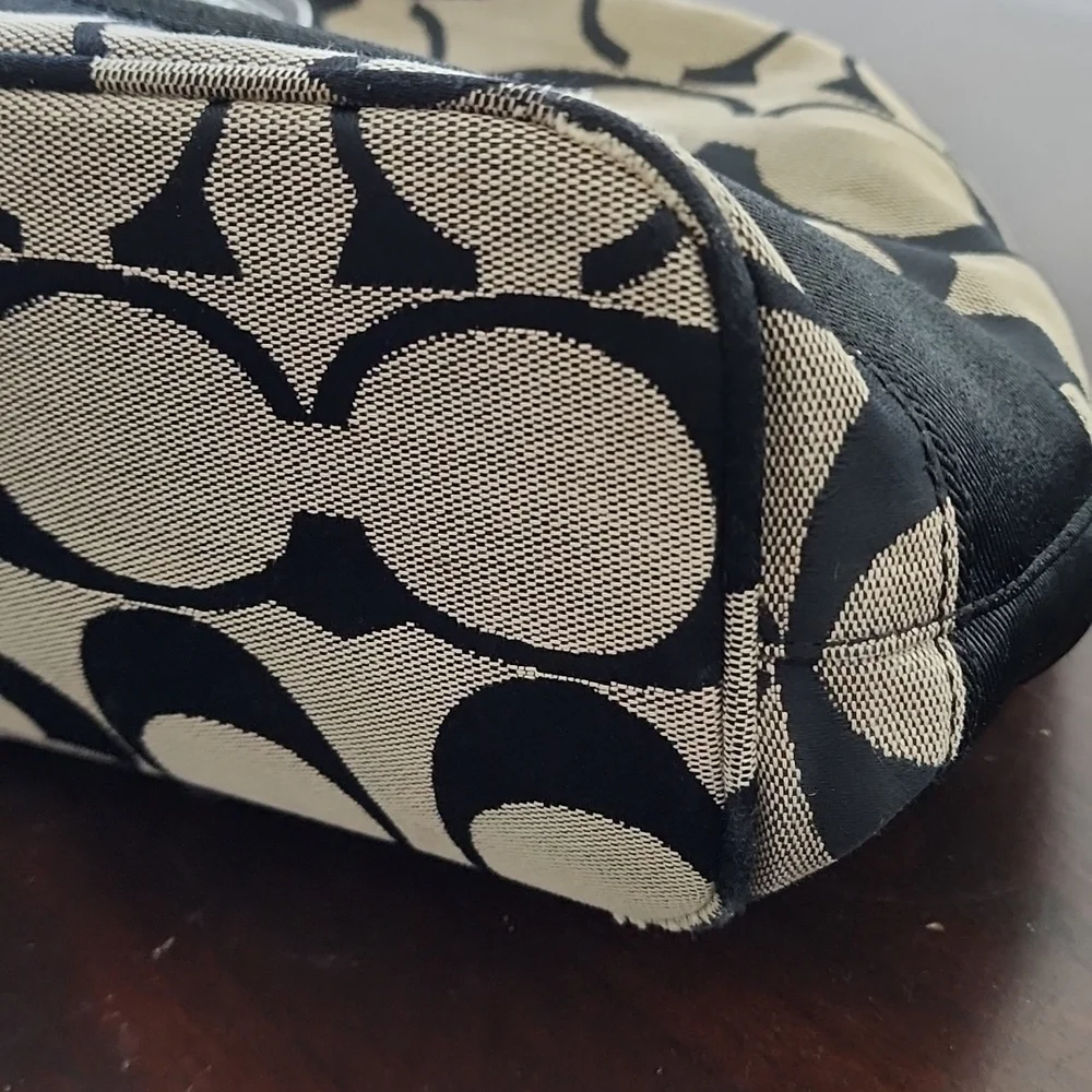 Coach Signature Hobo - Picture 8 of 8